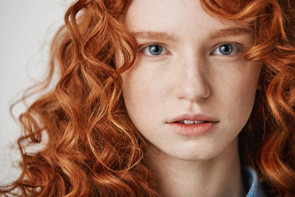 https://www.freepik.com/free-photo/close-up-beautiful-natural-ginger-girl-with-freckles_8467158.htm
