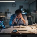 découvrez comment repérer les signes précoces du burn-out entrepreneurial pour préserver votre santé mentale et assurer la pérennité de votre activité avant qu'il ne soit trop tard.