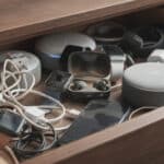 découvrez pourquoi certains objets connectés finissent oubliés au fond d'un tiroir malgré leur popularité, et comment éviter ces achats inutiles.