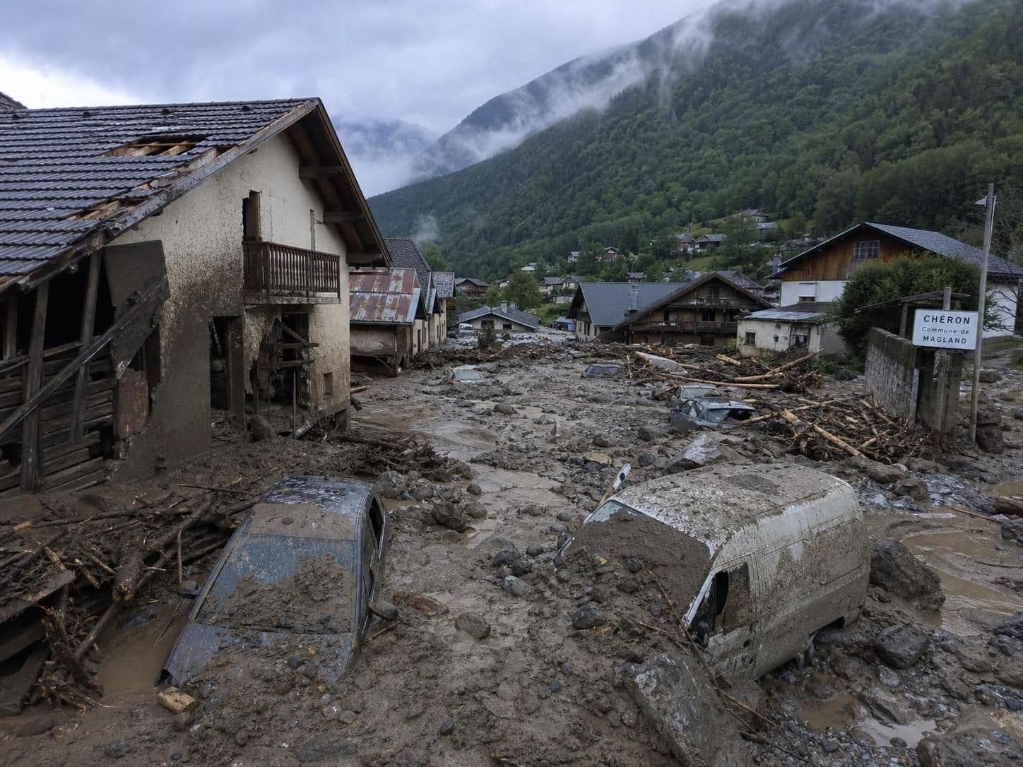 En Haute-Savoie, une coulée de boue a provoqué d'importants dégâts et a blessé deux personnes. Découvrez les circonstances et les mesures prises pour sécuriser la zone.