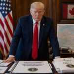 Donald Trump annonce le rétablissement de droits de douane élevés sur les importations en provenance du Canada, impactant les relations commerciales entre les deux pays.
