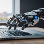 Main humaine et main robotique tapant ensemble sur un clavier d'ordinateur portable
