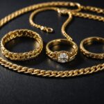 Bijoux en or sur fond sombre illustrant la variation du cours de l'or en 2026