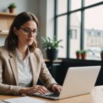 Dirigeant de TPE-PME travaillant sur la création d'un site internet