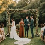 Décor de mariage élégant et minimaliste en extérieur, palette vert sauge et terracotta