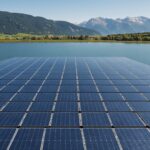 Panneaux solaires flottants installés sur un plan d'eau en France