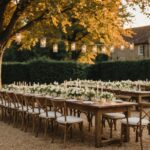 Table de réception de mariage décorée en extérieur au coucher du soleil