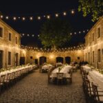 Salle des fêtes décorée pour un mariage en plein air au coucher du soleil