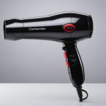 Sèche-cheveux en plastique bon marché, symbole des appareils électroménagers non conformes vendus en ligne