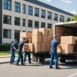 Déménagement : camion en cours de chargement devant un immeuble moderne