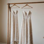 Robe de mariée d'occasion suspendue dans une boutique lumineuse
