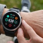 Smartwatch au poignet affichant des données de fréquence cardiaque pendant un entraînement