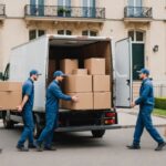 Déménageurs professionnels chargeant des cartons dans un camion devant un immeuble
